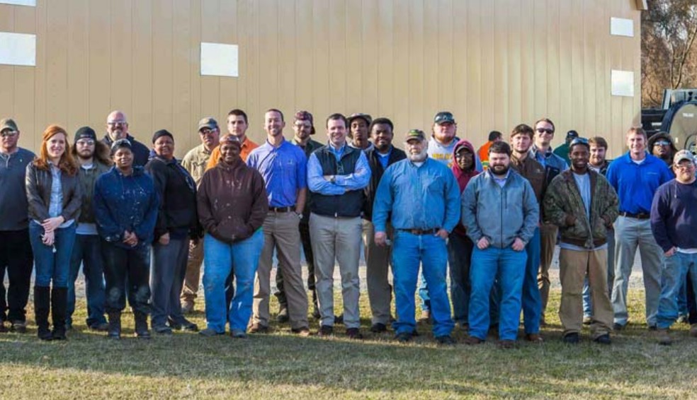 Walker à frente de grupo de funcionários da Fibrebond — Foto: Divulgação