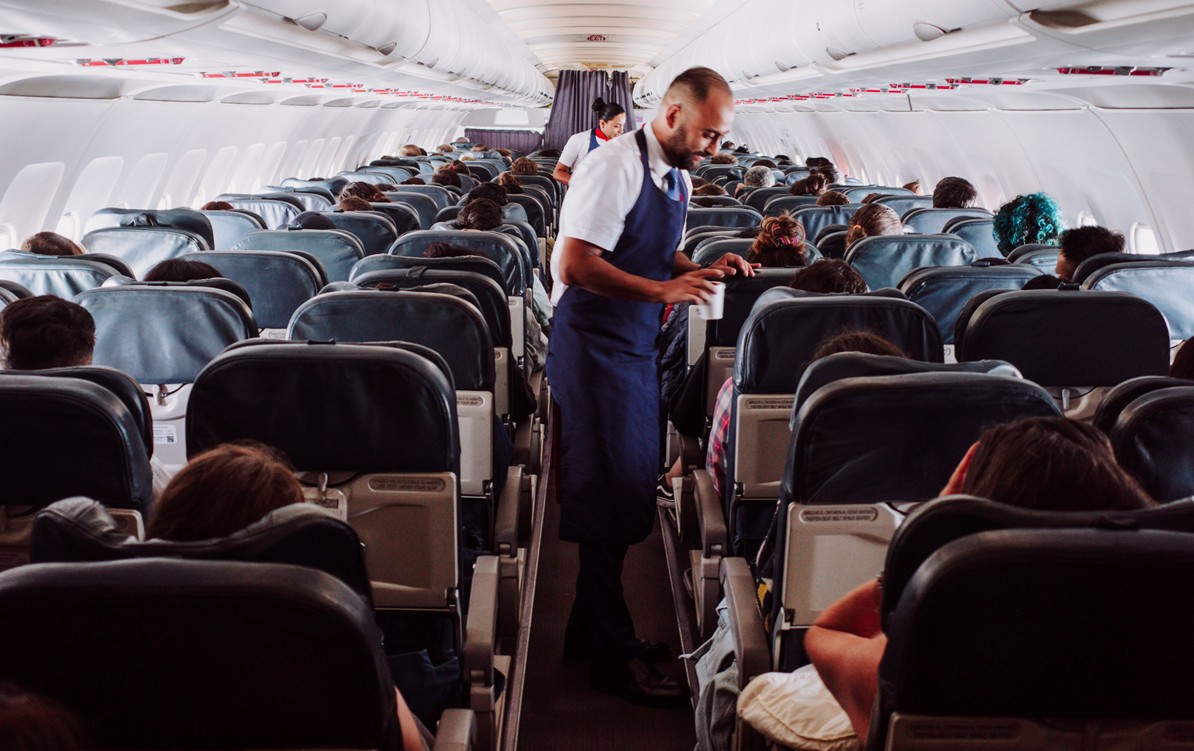 Comissárias de bordo revelam 7 erros na hora de se vestir para viajar de avião; veja quais - Foto