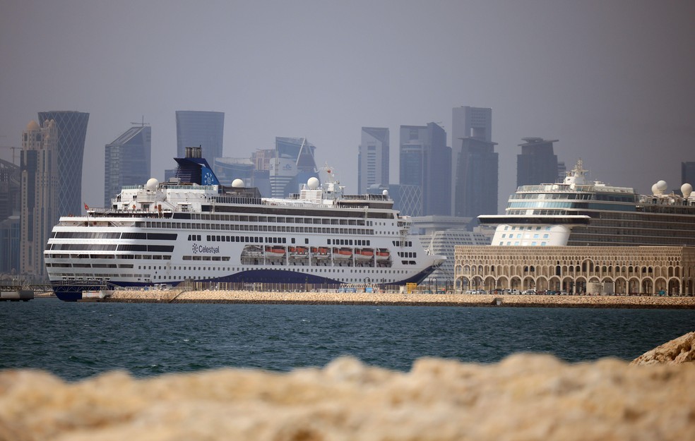 Navios de cruzeiro ficaram sem poder deixar porto de Doha, no Catar, após ataques — Foto: BBC News fonte