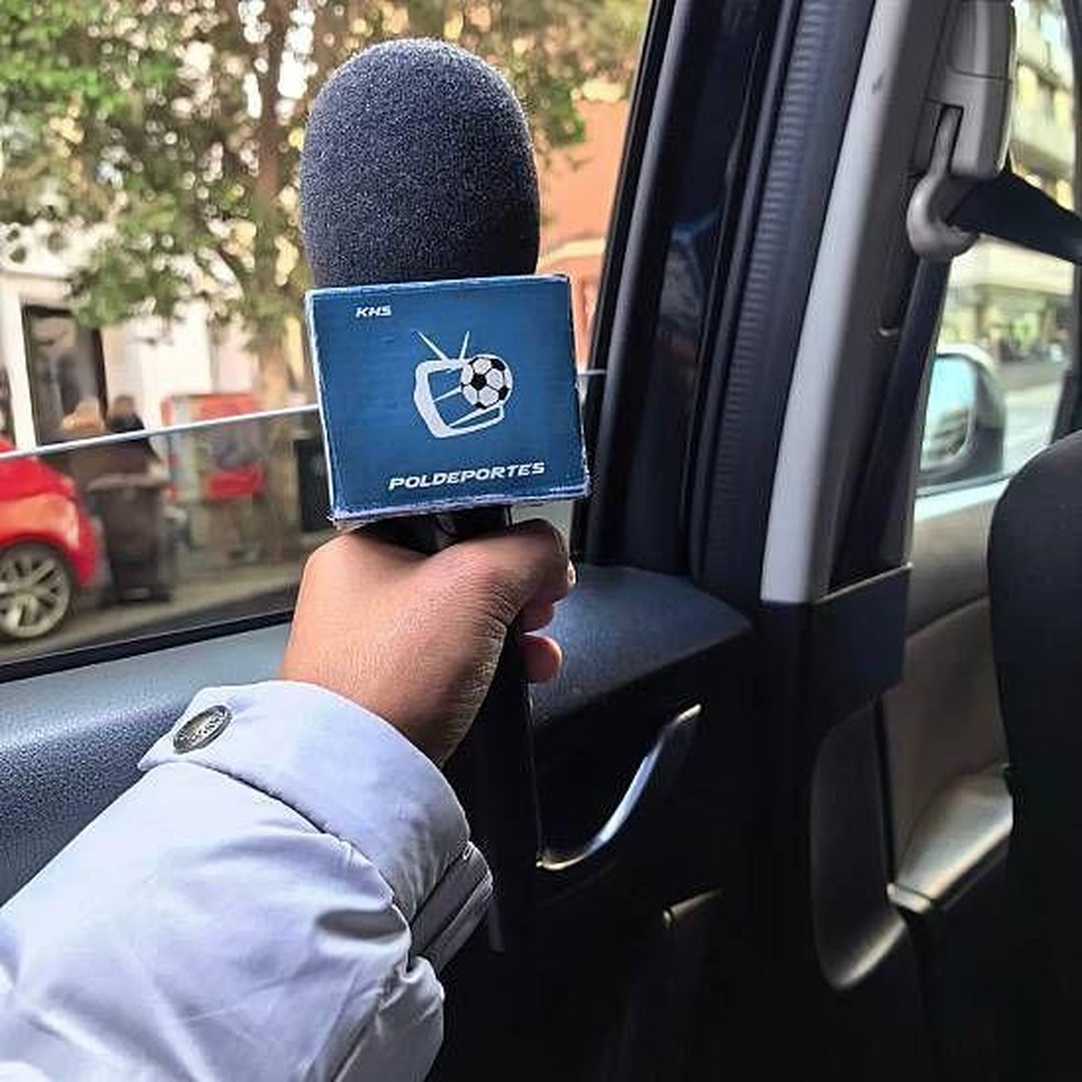 O microfone que ganhou de presente do seu tio e o cubo que ele mesmo fez, com papelão e uma esponja de lavar louça, foram acompanhá-lo até Madri — Foto: BBC News fonte