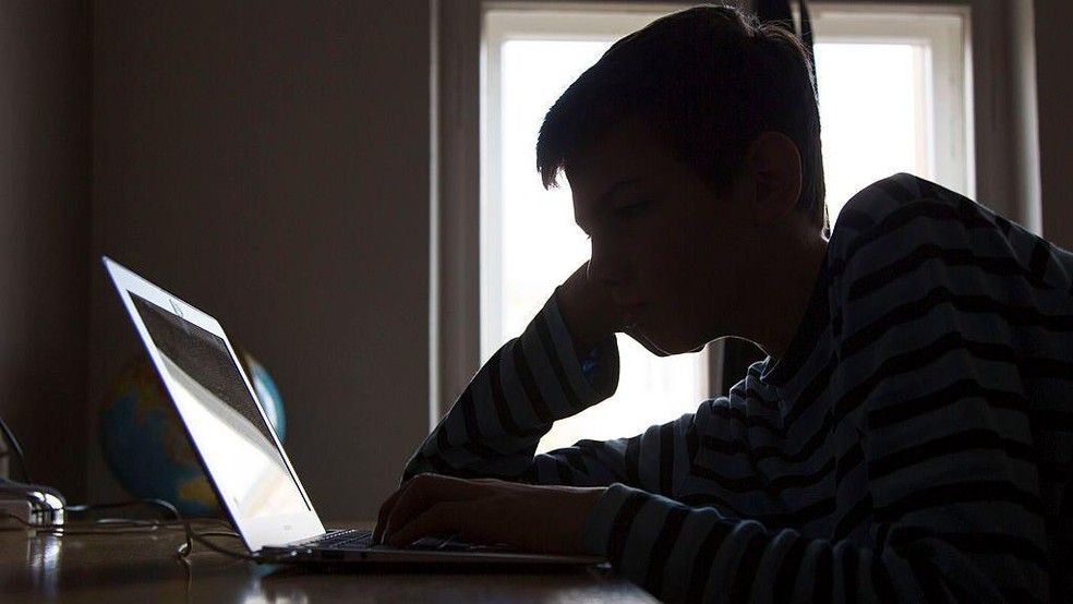 A presença de crianças e adolescentes em grupos de tortura muitas vezes não passa pelo conhecimento dos pais — Foto: BBC News fonte