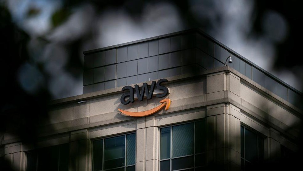A divisão AWS da Amazon é especializada em serviços de dados em nuvem — Foto: BBC News fonte