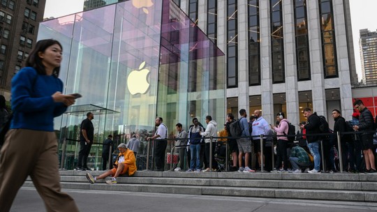 Lançamento do iPhone 15 gera filas nesta sexta-feira (22) em Nova York, Londres, Paris e Pequim 