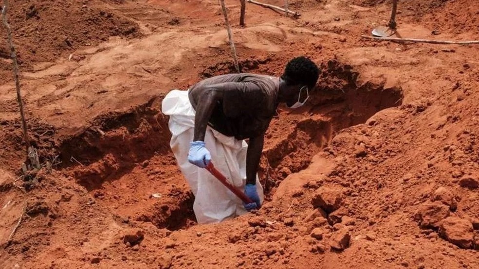 Dezenas de corpos pertencentes a seguidores da Good News International Church foram encontrados em uma vala comum no Quênia — Foto: GETTY IMAGES via BBC