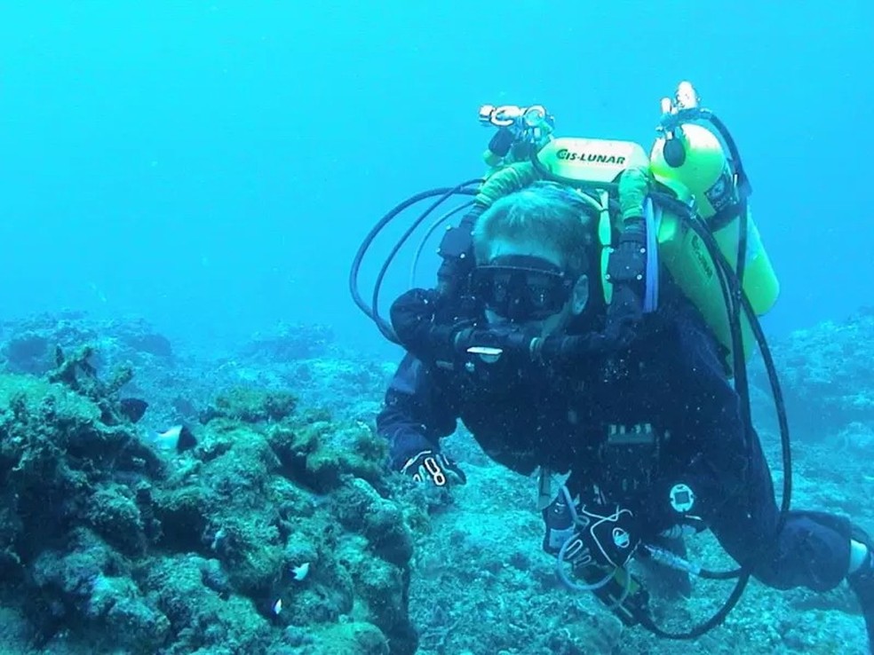 Antes de ser professor universitário, Dituri serviu 28 anos como mergulhador da Marinha dos Estados Unidos e é especialista em mergulho saturado (em grandes profundidades) — Foto: CORTESIA DE JOSEPH DITURI, USF via BBC