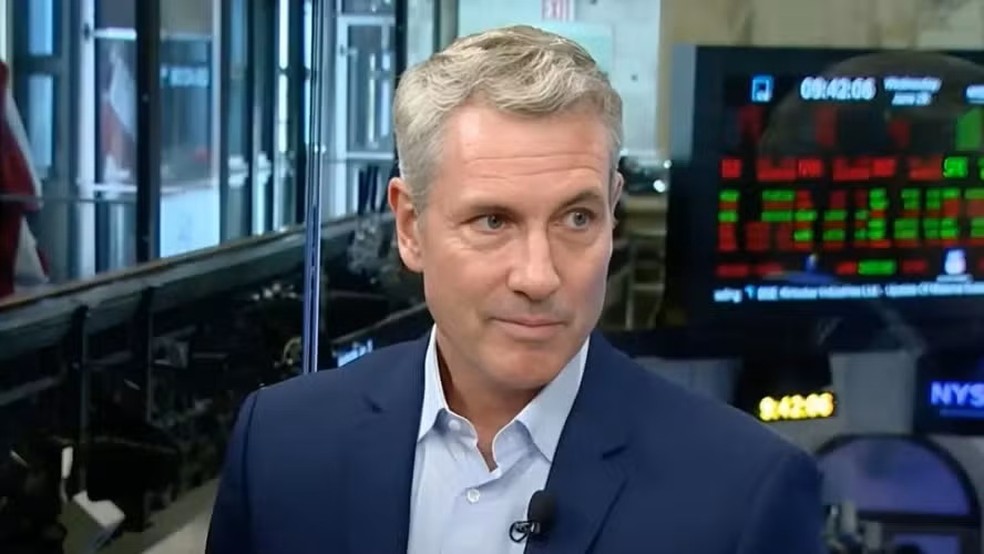 Flagrado traindo mulher em show do Coldplay, ex-CEO Andy Byron tenta reconstruir vida conjugal — Foto: Reprodução/YouTube