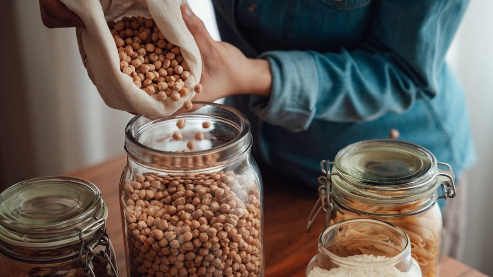 Grãos e legumes são boas fontes de magnésio — Foto: BBC News fonte