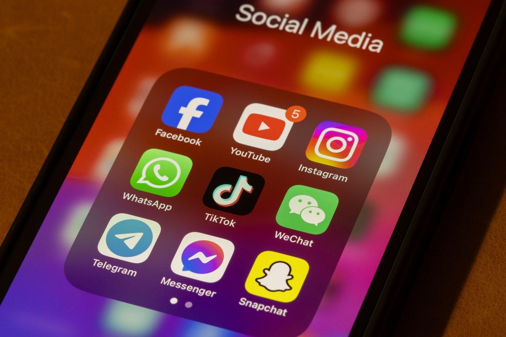 'Empresas como [do] Twitter e Facebook não necessariamente violariam as sanções ao permitir que alguém tivesse uma conta', diz advogada — Foto: BBC News fonte
