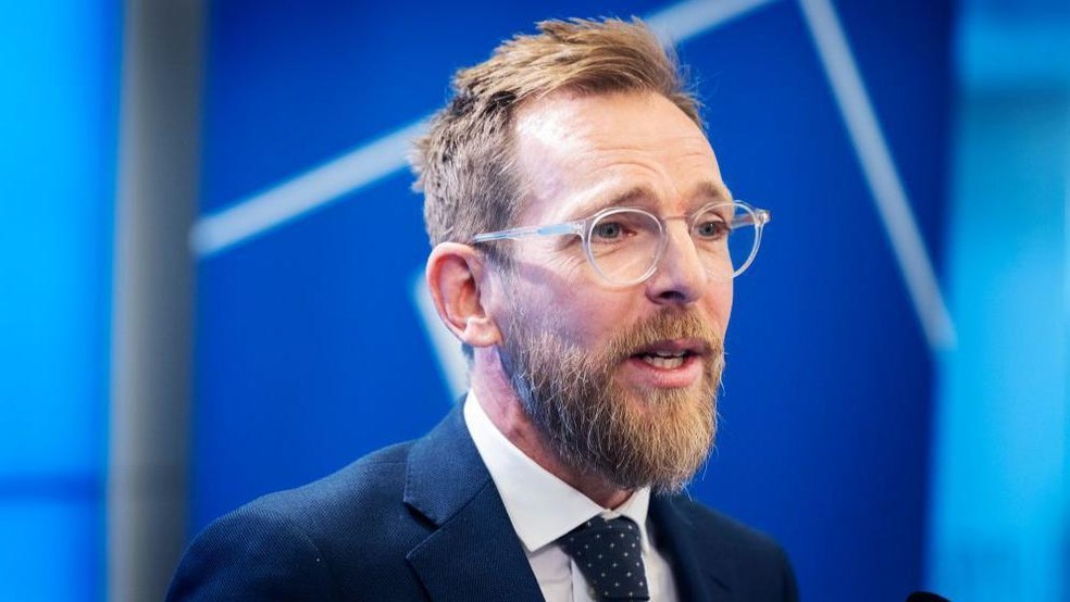 O ministro da Saúde sueco, Jakob Forssmed, afirma que está acompanhando de perto o programa de incentivo às amizades da rede de farmácias Apotek Hjärtat — Foto: BBC News fonte