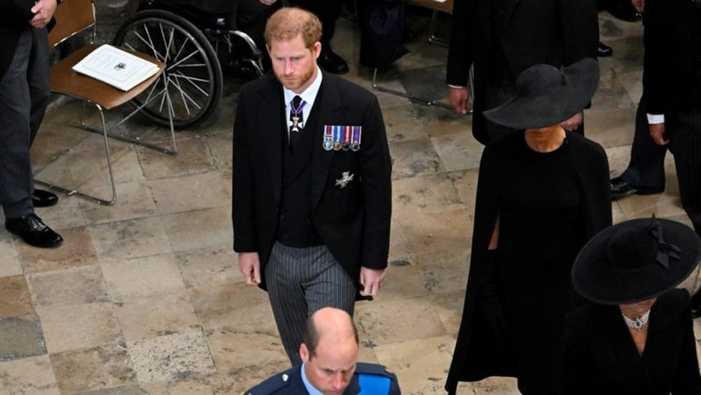 Como membro não-atuante da realeza, príncipe Harry não foi autorizado a usar uniforme militar no funeral de sua avó, a rainha Elizabeth 2ª — Foto: Getty Images via BBC News