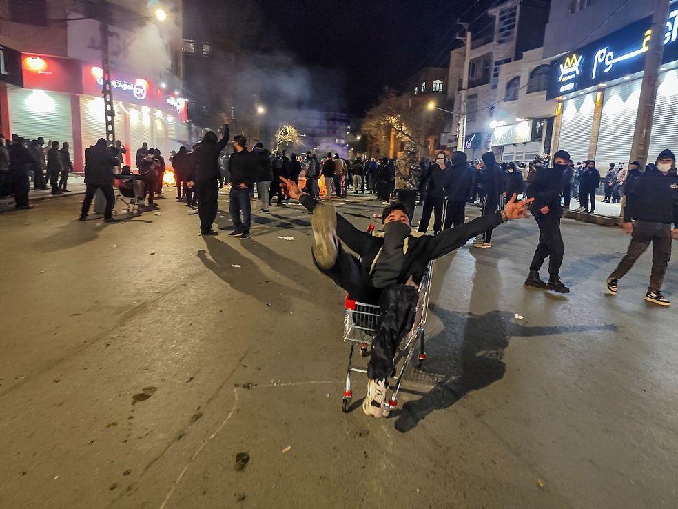 Manifestantes nas ruas do Irã — Foto: BBC News fonte