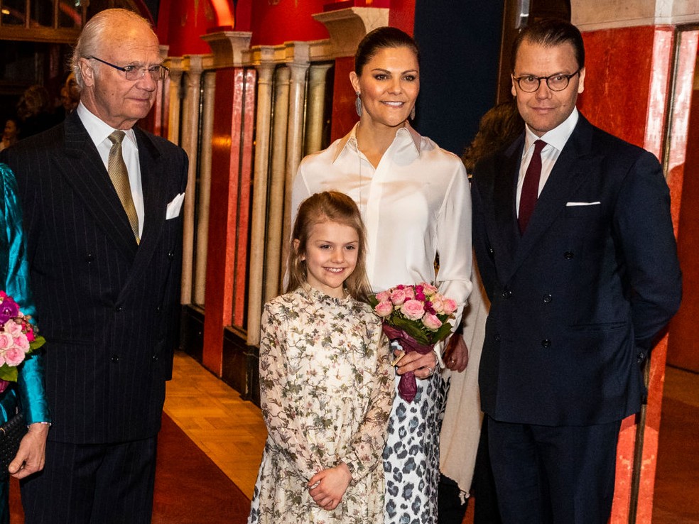 Rei Carl Gustaf, à esquerda, e sua filha, a princesa Victoria, de camisa branca no centro da foto — Foto: Getty Images