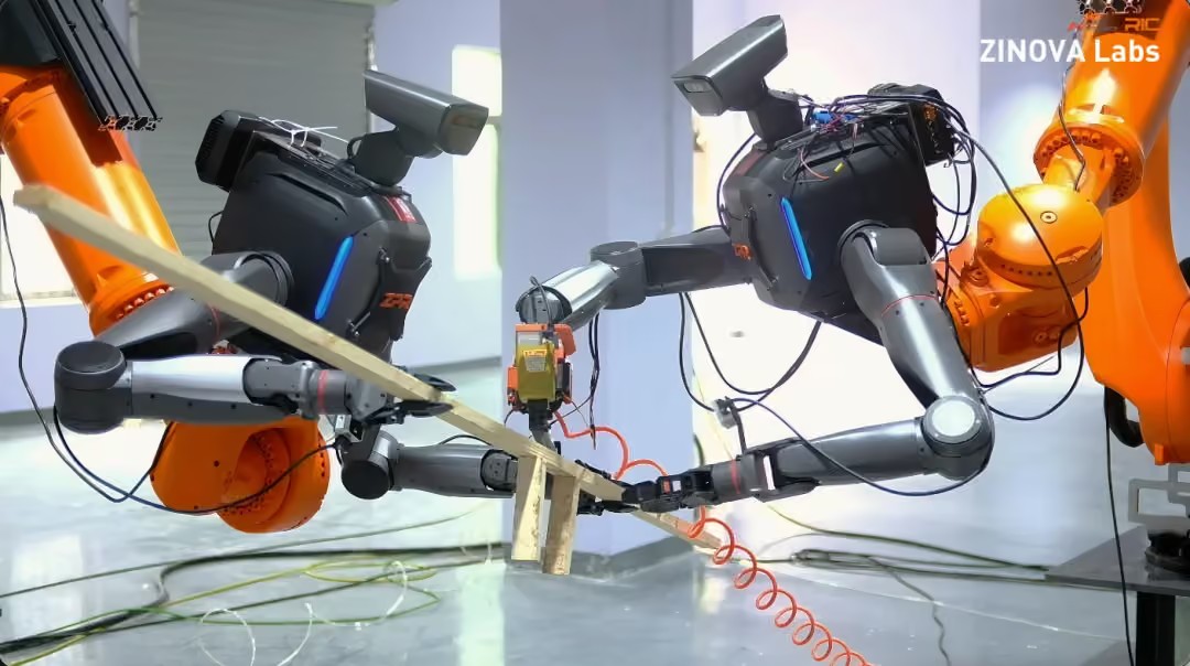Robô de construção troca mão humanoide por furadeira comum