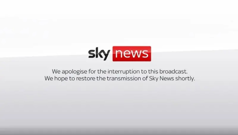 Mensagem no canal Sky News do Reino Unido alerta que transmissão foi interrompida — Foto: PA (via BBC)