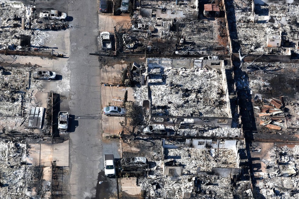 Blocos de casa do bairro de Lahaina se transformaram em cinzas e detritos depois dos incêndios que atingiram Maui, no Havaí — Foto: Robert Gauthier/Los Angeles Times via Getty Images