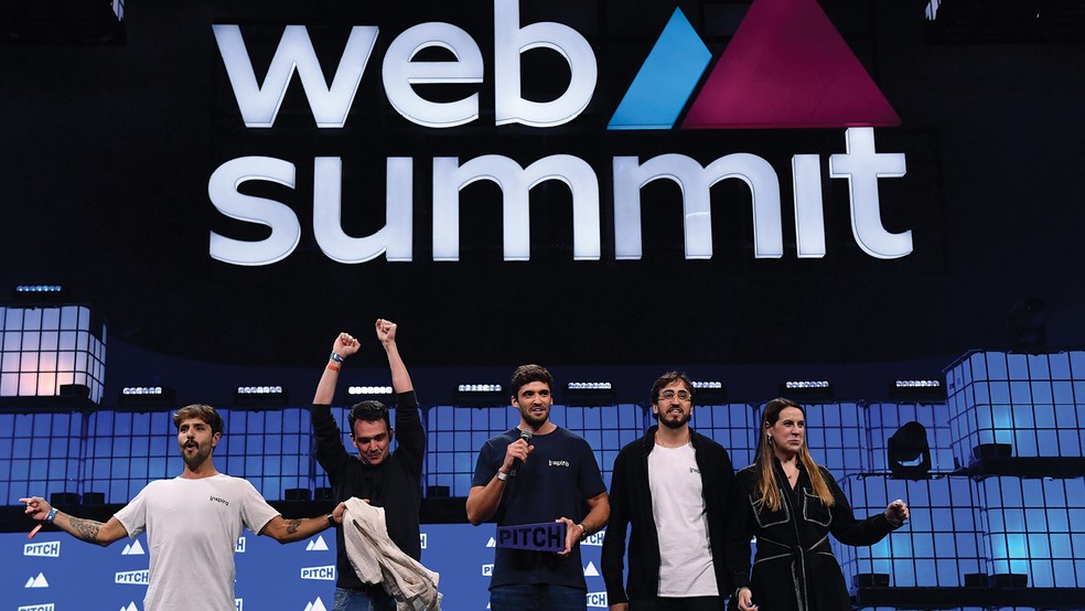  A startup Inspira, de São Paulo, subiu ao palco do Web Summit Lisboa para receber o prêmio Pitch — Foto: Divulgação