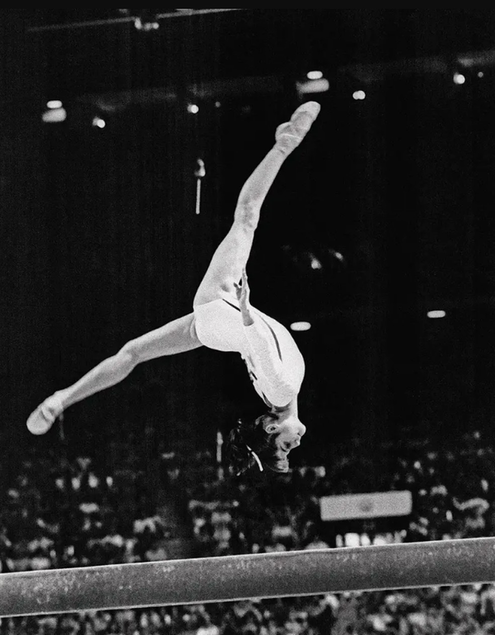 Nadia Comăneci na trave olímpica em Montreal, 1976 — Foto: Getty Images via BBC