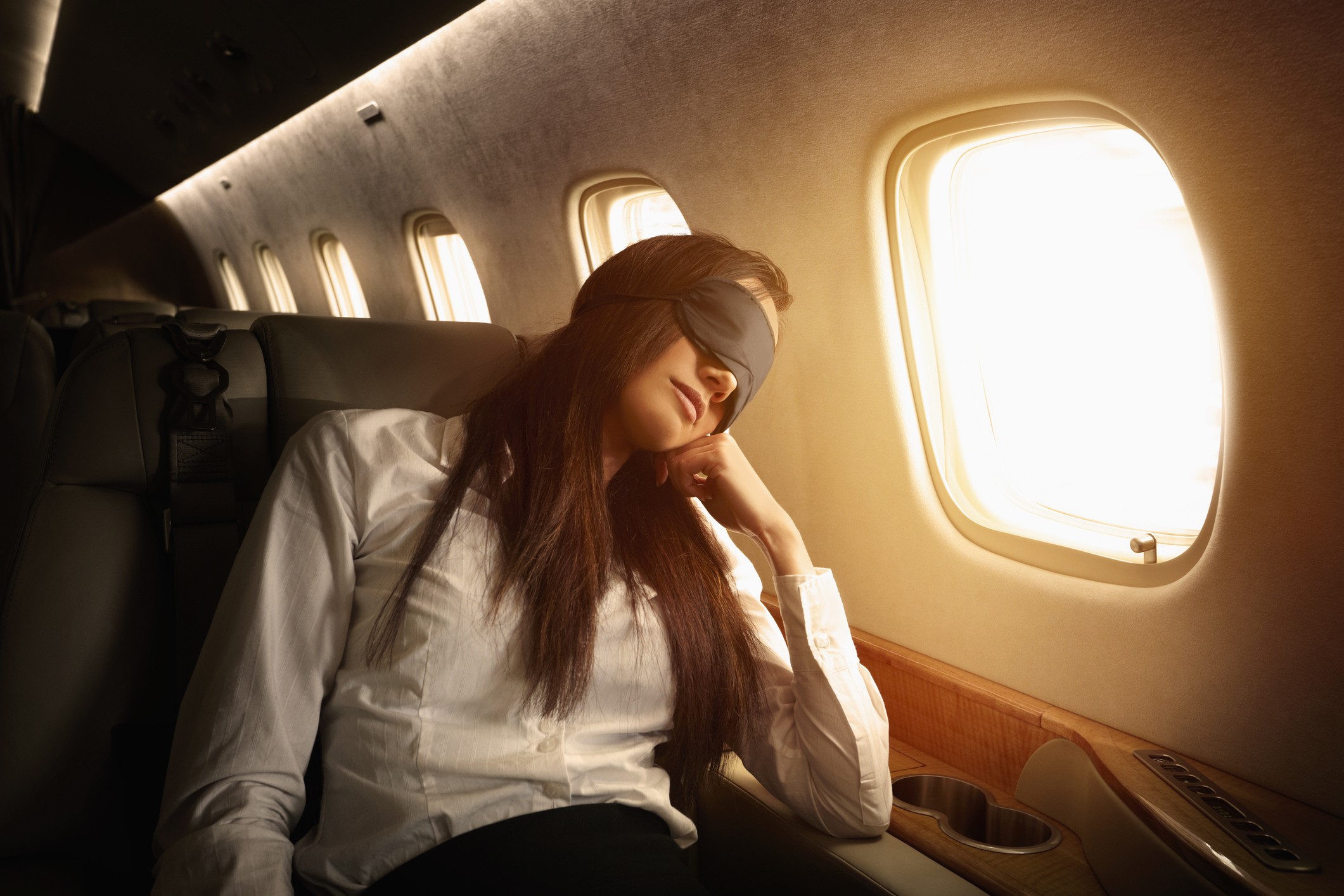 7 dicas para dormir de verdade no avião durante um voo mais longo