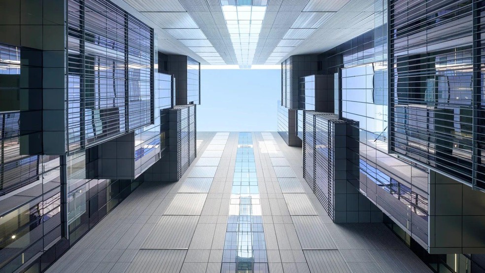 O Centro Nacional de Pesquisa de Tecnologia de Engenharia de Veículos Pesados de Jinan, no leste da China, possui um enorme ‘poço para o céu’, que fornece iluminação e ventilação ao edifício — Foto: BBC News fonte