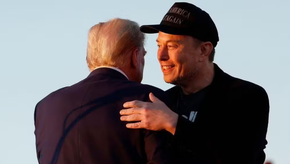 O que ganha Elon Musk ao apoiar Donald Trump? | Mundo | Época NEGÓCIOS