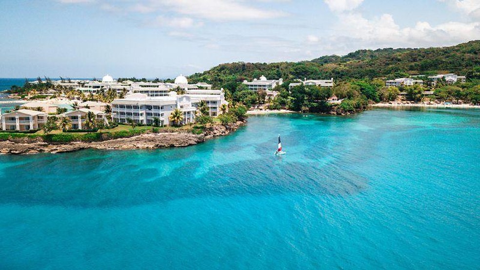 A Jamaica está repleta de resorts all-inclusive, que só permitem o acesso à praia para hóspedes pagantes — Foto: BBC News fonte