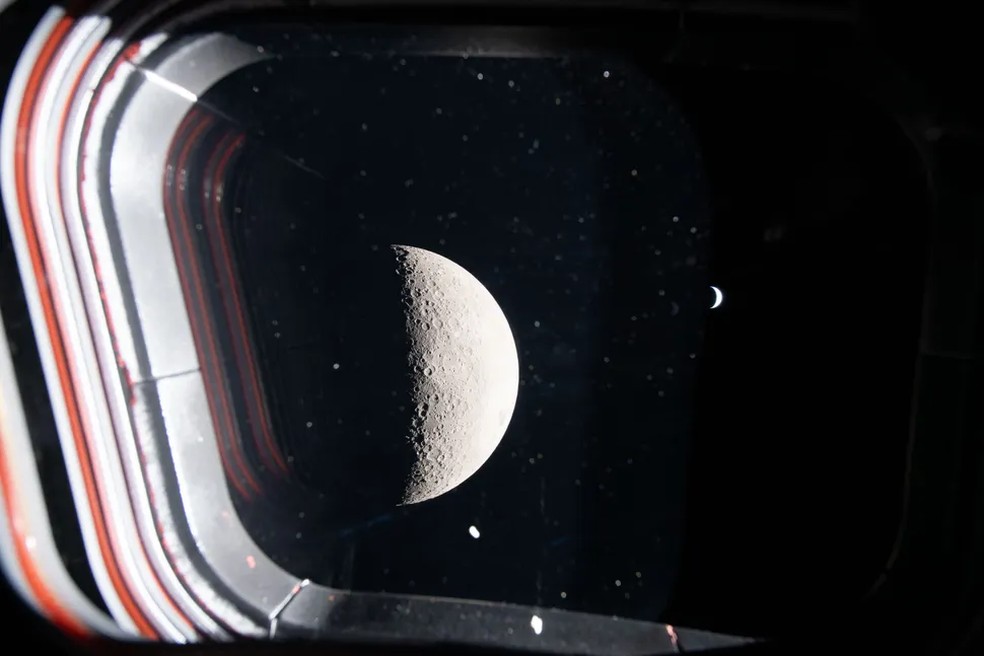 Foto da Lua tirada pelos astronautas através de uma das janelas da cápsula Orion — Foto: Divulgação/NASA