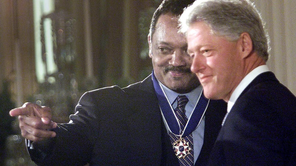 Jesse Jackson ao receber a Medalha Presidencial da Liberdade do então presidente americano Bill Clinton, em 2000 — Foto: BBC News fonte