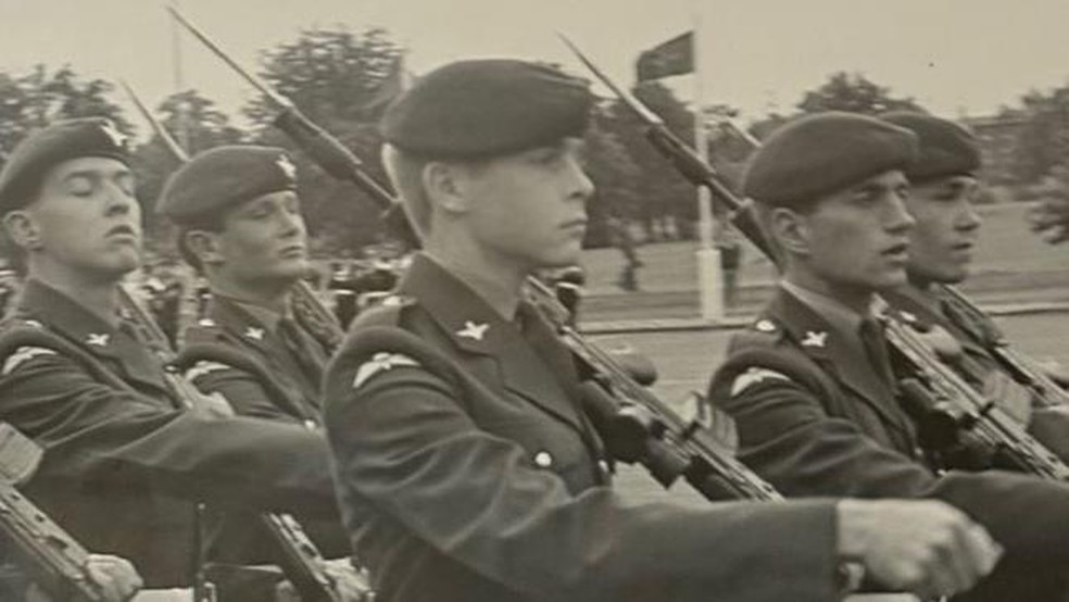 Karl Bushby (centro) serviu por 12 anos no 3º Batalhão do Regimento de Paraquedistas do Reino Unido — Foto: BBC News fonte
