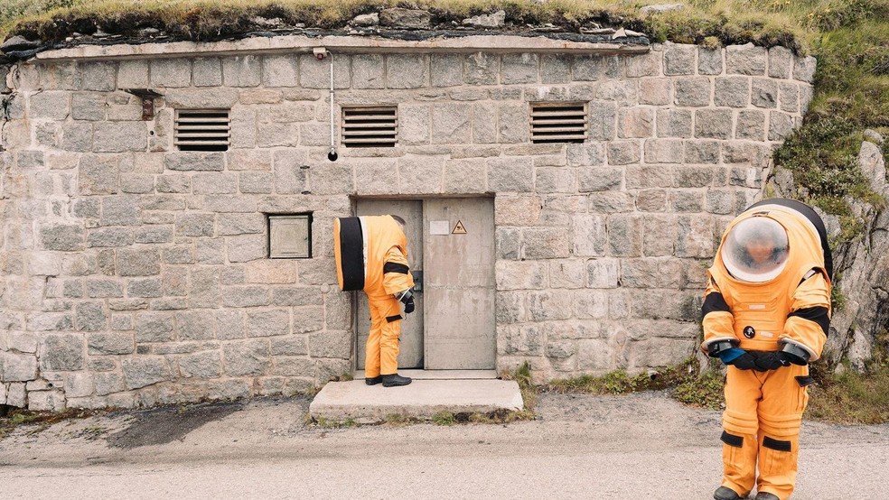 Durante a missão, os aspirantes a astronautas só abandonam a base à noite, para comprovar o efeito da falta de luz solar sobre os seus ritmos circadianos — Foto: BBC News fonte