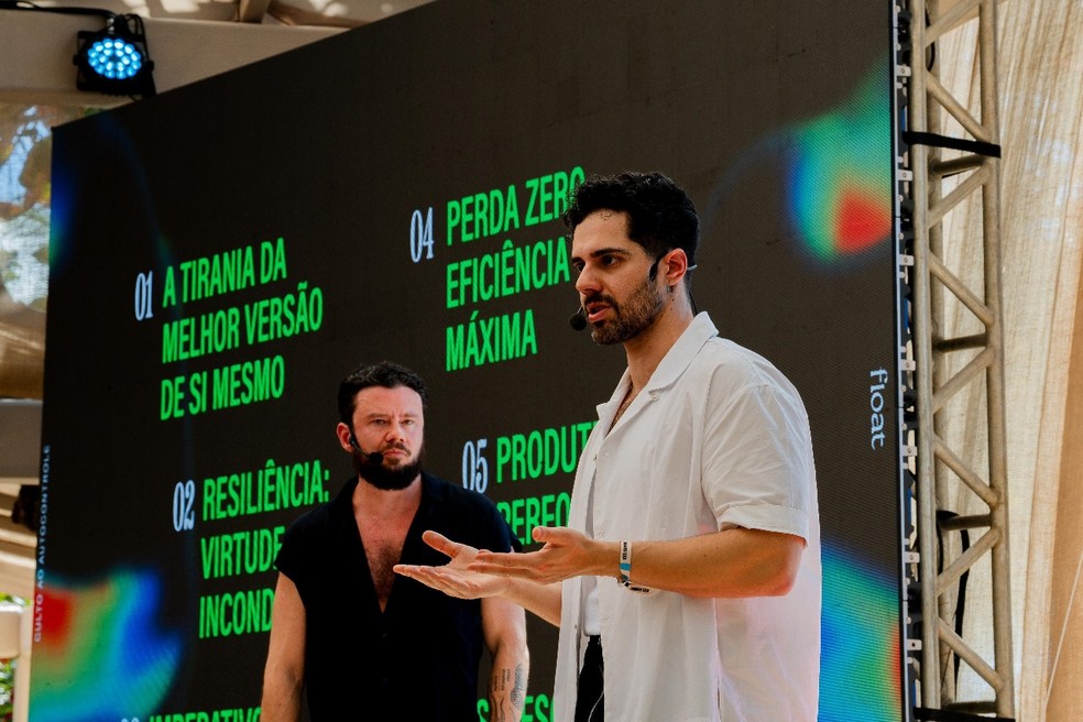 Lucas Liedke (à esq.) e André Alves (à dir.), cofundadores da consultoria criativa Float Vibes — Foto: Divulgação/KES Summit