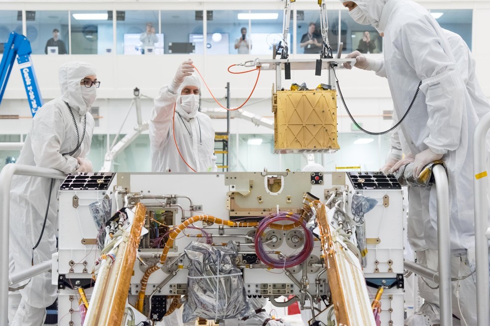 Membros do projeto Mars 2020 da NASA instalam o Mars Oxygen In-Situ Resource Utilization Experiment (MOXIE) — Foto: NASA/JPL-Caltech
