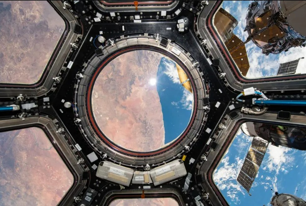 A costa sul da África brilha através da cúpula da Estação Espacial Internacional, também conhecida como "janela para o mundo" — Foto: Nasa