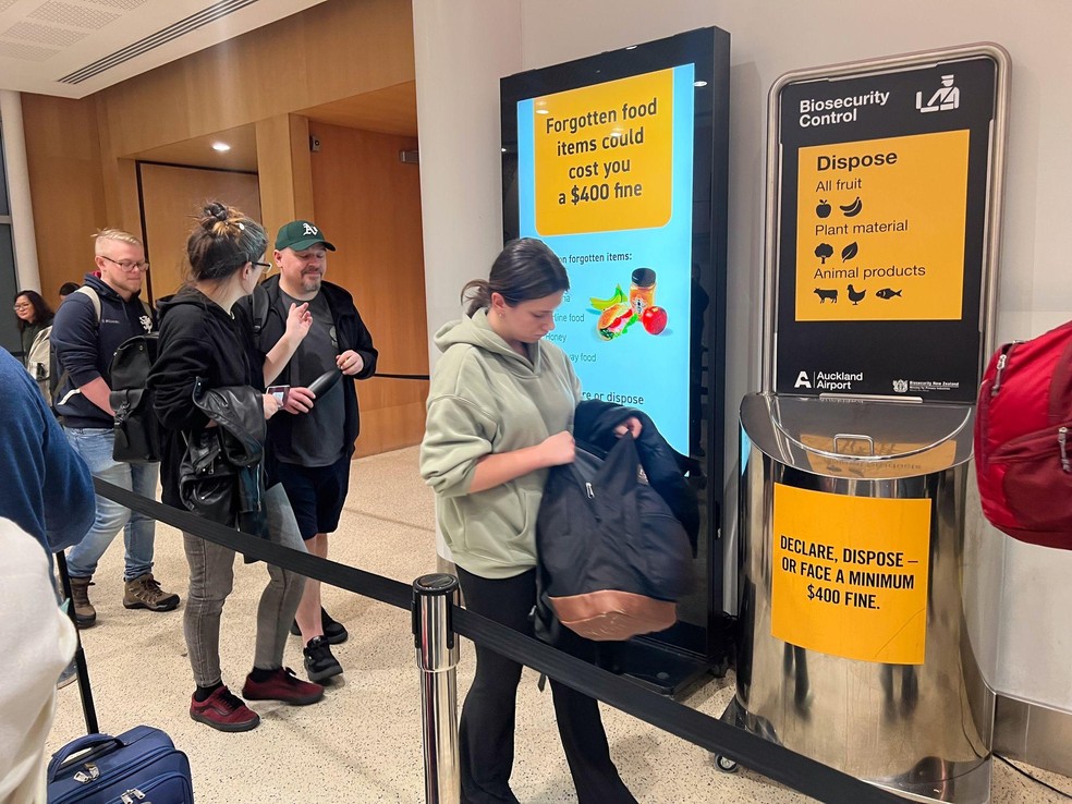 Antes, emigravam sobretudo jovens por alguns anos; hoje, cada vez mais trabalhadores experientes saem sem plano de retorno — Foto: BBC News fonte