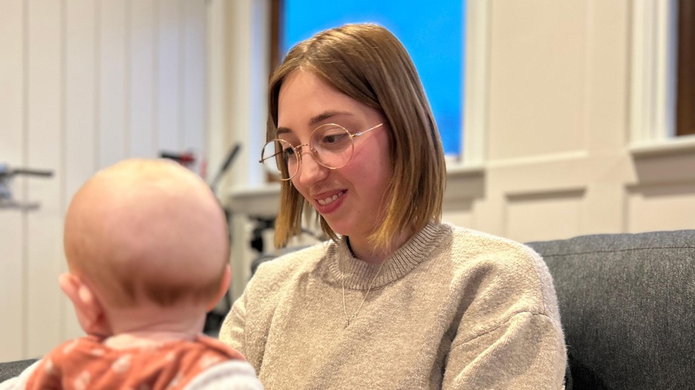 Millie Fitzsimons ficou afastada do trabalho por oito meses e perdeu cerca de 19 kg — Foto: BBC News fonte