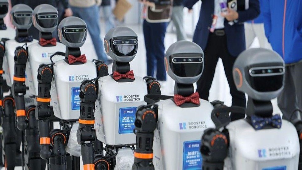 As empresas chinesas estão bem posicionadas para dominar o mercado de robôs humanoides — Foto: BBC News fonte
