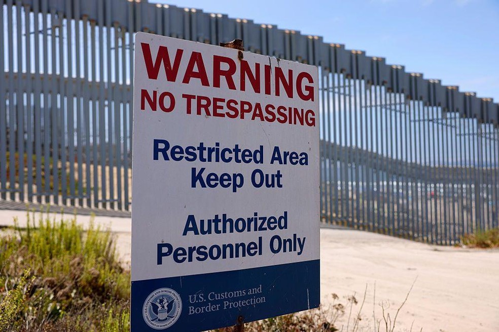 Desde a chegada de Trump à Casa Branca, o número de pessoas que tentam entrar nos EUA diminuiu — Foto: BBC News fonte