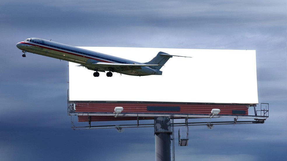 Cidades de várias partes do mundo estão eliminando anúncios de voos, SUVs, navios de cruzeiro e carros a gasolina dos seus outdoors, para tentar reduzir as emissões de carbono — Foto: BBC News fonte