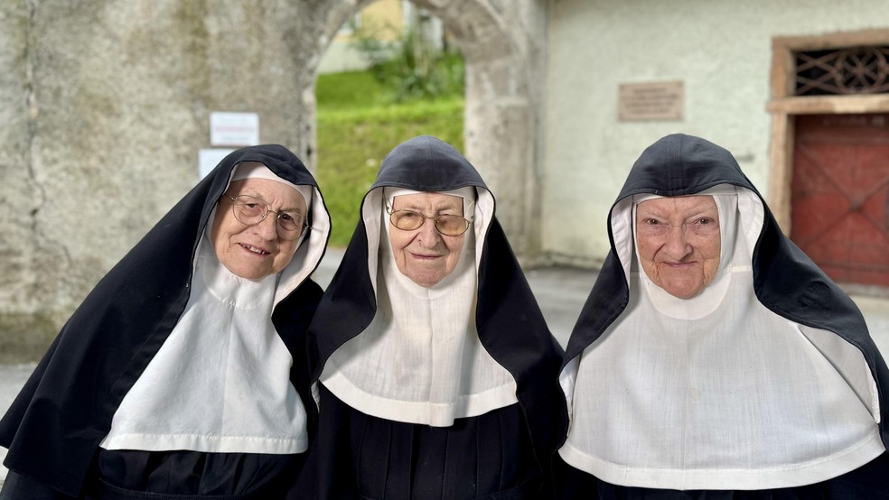 Da esquerda para a direita: as irmãs Rita, Regina e Bernadette conquistaram milhares de seguidores nas redes sociais — Foto: BBC News fonte