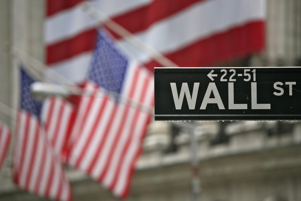 Principais índices de Wall Street encerraram em queda e o índice de tecnologia Nasdaq atingiu uma mínima de fechamento em 2022 — Foto: Wikimedia Commons
