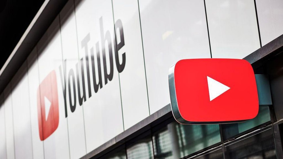 YouTube nega ser rede social, apesar de estar incluído na proibição — Foto: BBC News fonte