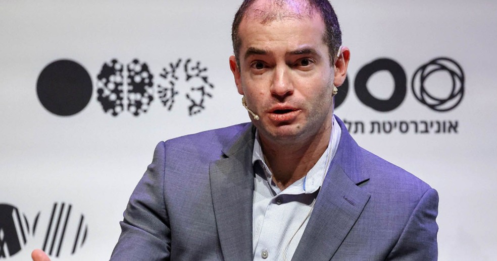 "Definitivamente, vamos construir um bunker antes de lançarmos a AGI (inteligência artificial geral)", teria dito Ilya Sutskever. — Foto: BBC News fonte