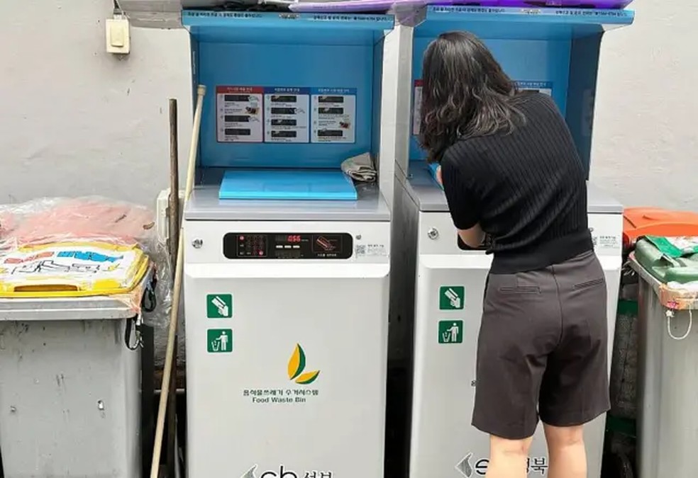 No condomínio de Yuna há várias máquinas com sensores que pesam os resíduos e calculam o valor a ser pago — Foto: YUNA KU via BBC News
