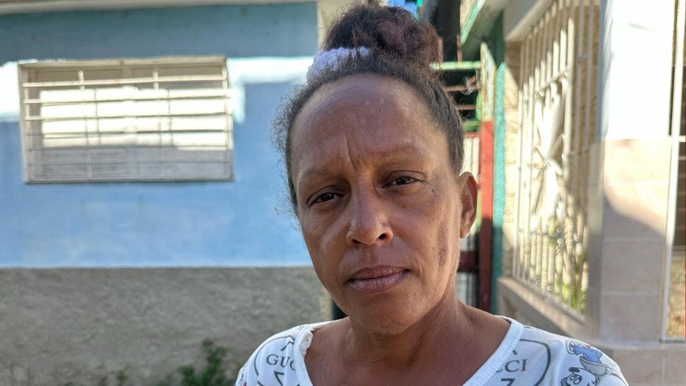 Lisandra Botey afirma que se identifica com a mulher empobrecida da fotografia de Cuba antes da revolução — Foto: BBC News fonte