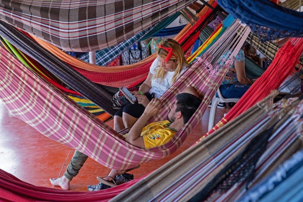 Viajantes podem dormir em redes enquanto navegam pelo rio Amazônia — Foto: BBC News fonte