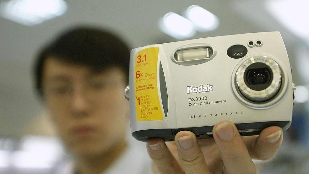 A Kodak lançou muitos modelos de câmeras digitais nas décadas de 1990 e 2000 — Foto: BBC News fonte