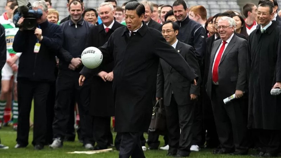 O presidente Xi Jinping é conhecido por sua paixão pelo futebol — nesta foto, ele aparece chutando a bola durante uma visita a Dublin em 2012 — Foto: GETTY IMAGES via BBC