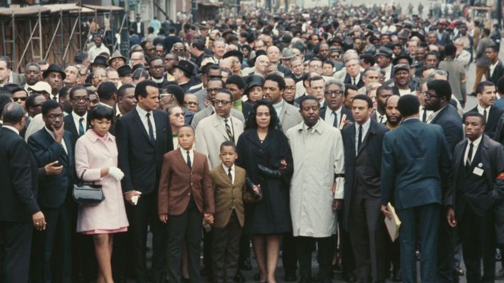 Jesse Jackson ao lado da esposa de Martin Luther King Jr., Coretta Scott King, após o assassinato do líder — Foto: BBC News fonte