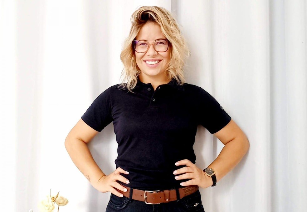 Rafaela Barbosa trocou a escolha do filho, que era particular, por um colégio cívico-militar — Foto: BBC News fonte