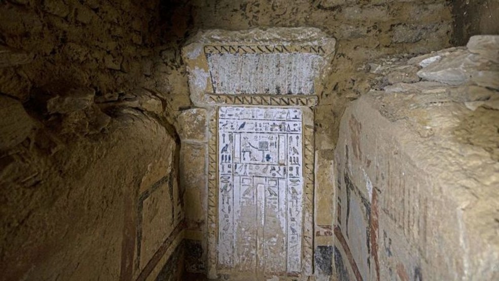 Uma das quatro tumbas recém-descobertas no sítio arqueológico de Saqqara, ao sul do Cairo — Foto: Getty Images/via BBC News Brasil
