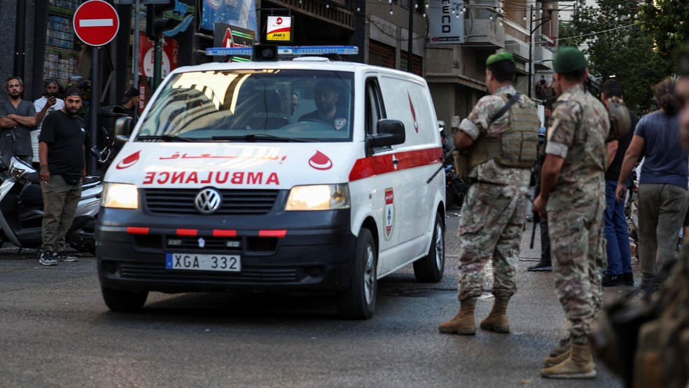 Fonte BBC News — Foto: Ambulâncias e forças de segurança se multiplicaram pelas ruas de Beirute nesta terça-feira.